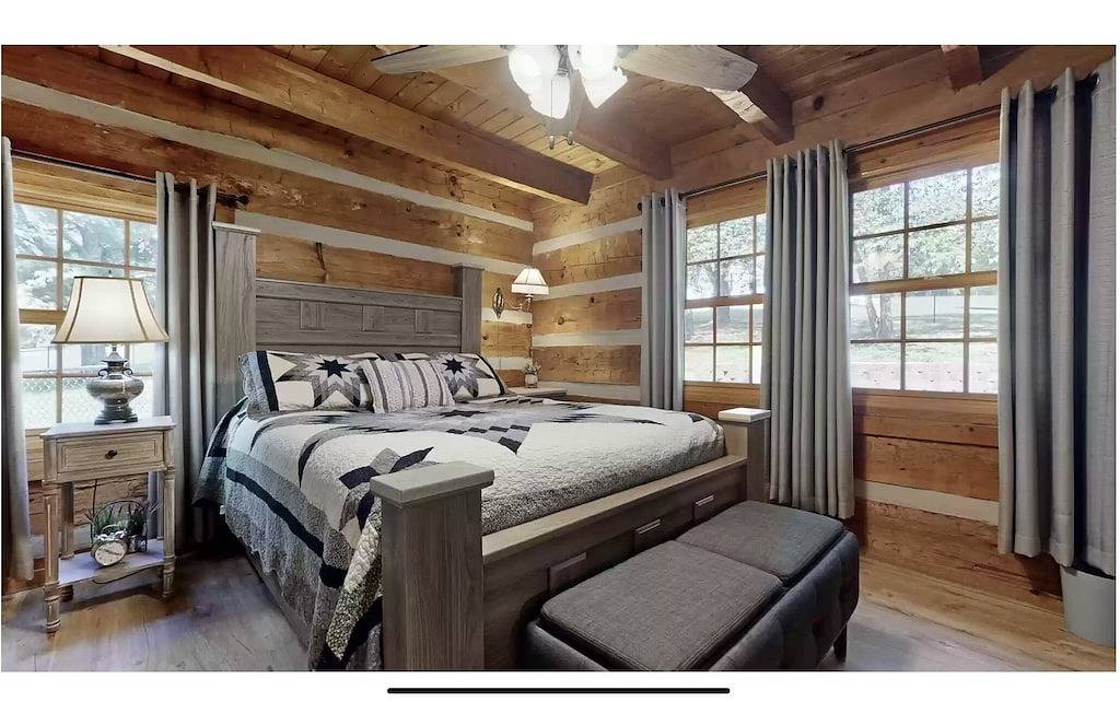 Cabin by the Creek Sleeps 8 on 3 Beautiful acres - Close to town and activities in Anderson County