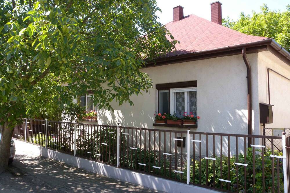Holiday home with garden, Wi-Fi and air conditioning in the house in Siófok, Siófoki region