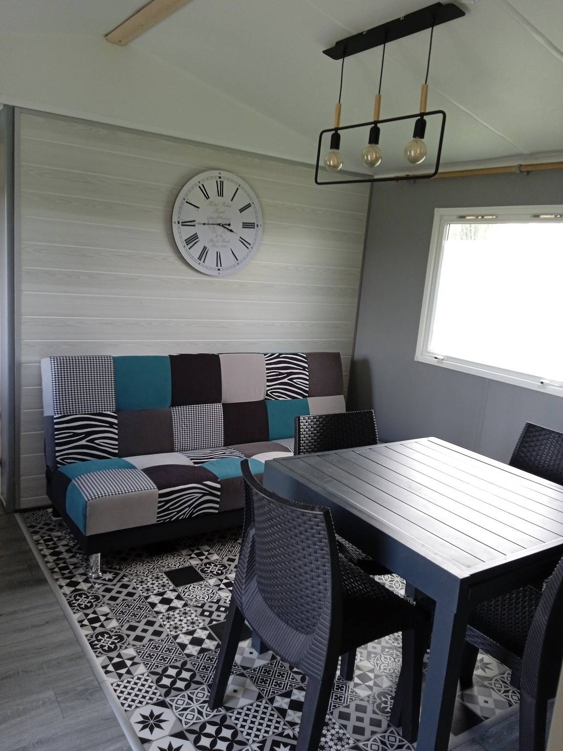 Mobilhome "Home" met privéterras in Plounévézel, Châteaulin en omgeving