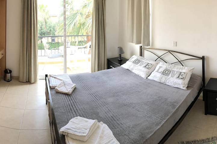 Appartement entier, Sirena Sunrise, Cute Pool, Wifi gratuit, 15 min à pied de la plage ou du centre commercial in Paphos (ville), Chypre du Sud