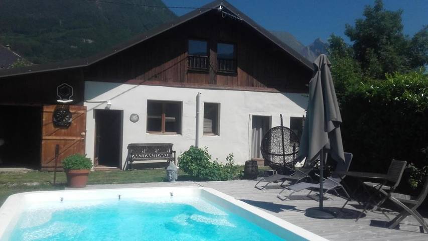 Gîte pour 4 personnes, avec Terrasse et Jardin ainsi que Piscine et Vue à Gilly-sur-Isère