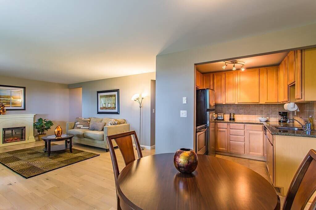 Ganze Wohnung, Blick auf die Bucht, historische gehobene Nachbarschaft, keine Treppen, Balkon in Tacoma, Pierce County