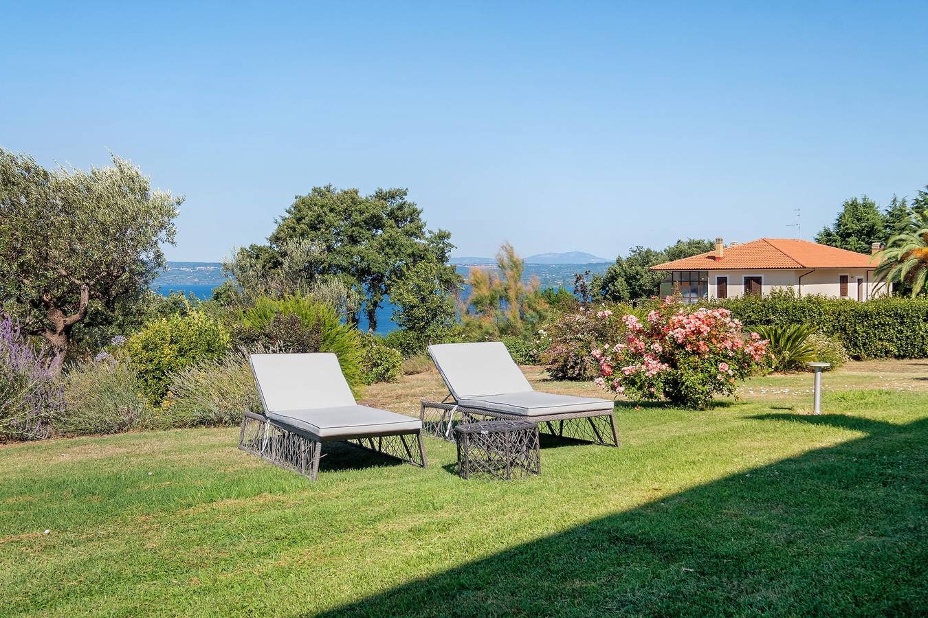 Geheel appartement, Villa 'Luxury Apartment Lake View' met uitzicht op het meer, privéterras en Wi-Fi in Bolsena, Meer van Bolsena