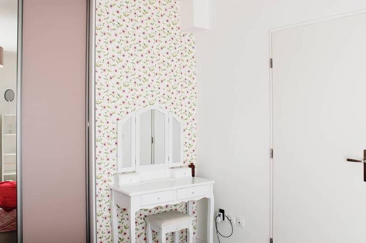 Ganze Wohnung, Apartment with balcony at the gates of Paris in Bagnolet, Seine-Saint-Denis