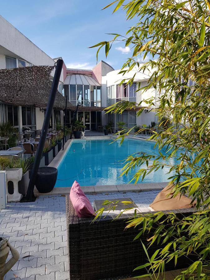 Hôtel pour 3 personnes, avec piscine ainsi que vue et terrasse, animaux acceptés