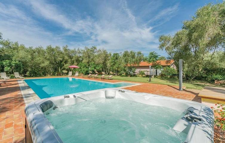 Agriturismo per 8 persone, con giardino e piscina nonché idromassaggio a Gavorrano