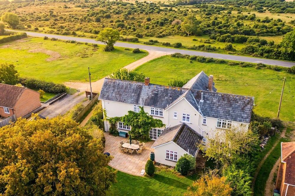Spacious 5-bedroom home with cinema room, Aga kitchen & forest walks in East Boldre, Hampshire