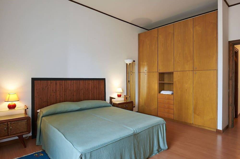 Geheel appartement, Leuk appartement voor 5 personen met Wifi, zwembad, Tv, balkon en parking in Porto Valtravaglia, Lago Maggiore (Lombardy)