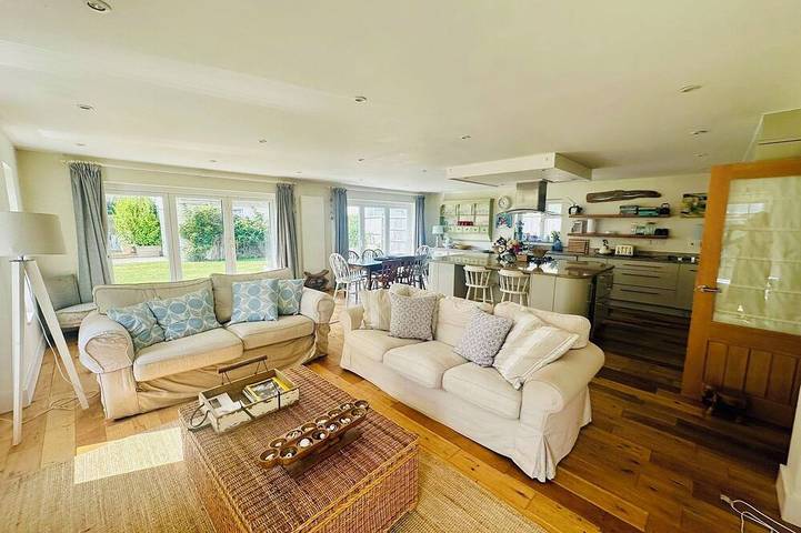 Beach house for 10 people, with garden and balcony, with pets in West Wittering