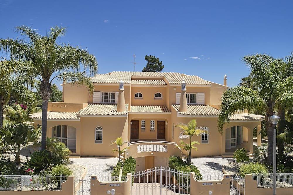Traditional Charm 4 bedroom villa in Vilamoura: Pool, Ac & Full Wi-Fi in Quarteira, Faro Distrikt