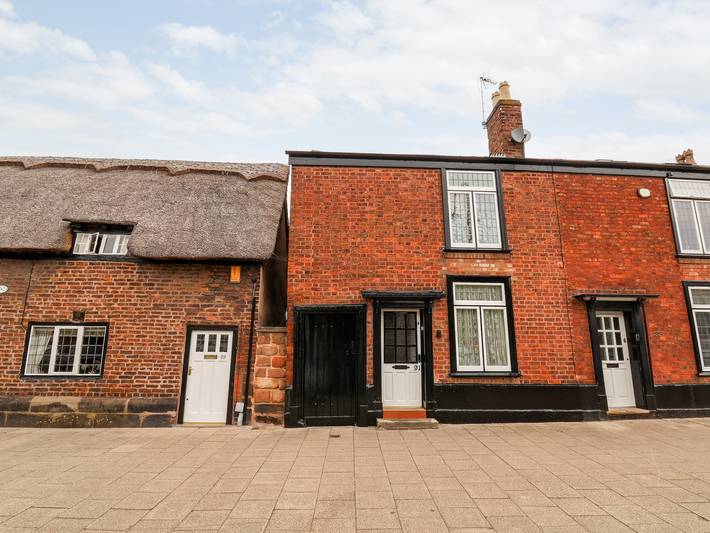 Log cabin for 5 people, with garden, with pets in Cheshire