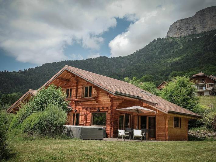 Chalet pour 9 personnes, avec jacuzzi ainsi que terrasse et jardin