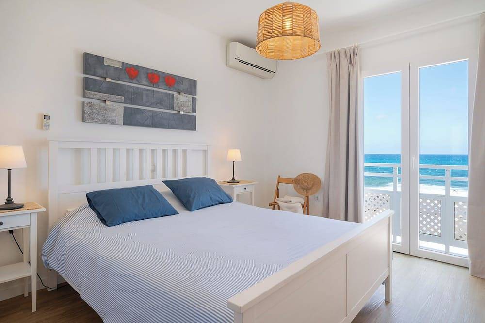 Front de mer, à 20 mètres de la mer, avec piscine privée chauffée et bain à remous in Punta de las Mujeres, Haría