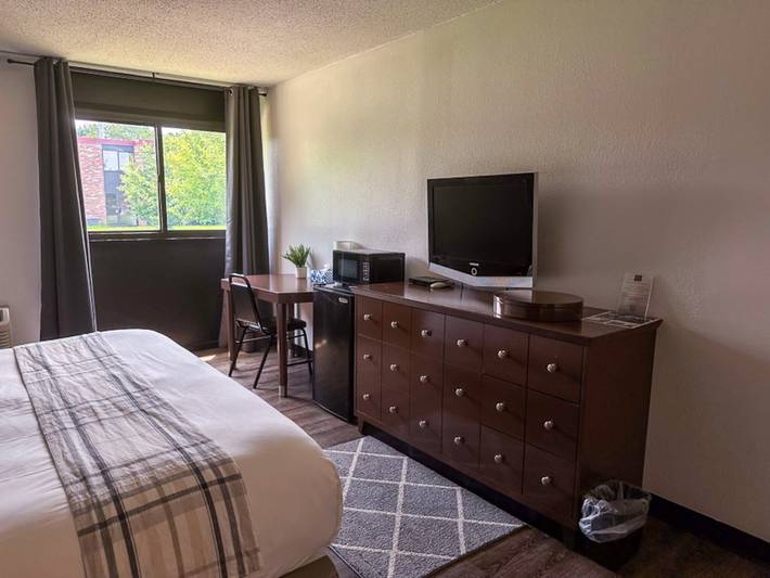 Apartamento entero, 1 cama King | Mob Acc Ri Shwr Nsmk Micfridg in Lago Ontario