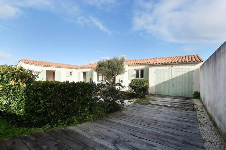 Location de vacances pour 10 personnes, avec jardin ainsi que piscine et terrasse dans Plage des Gollandieres (Le Bois-Plage-en-Re) - 3