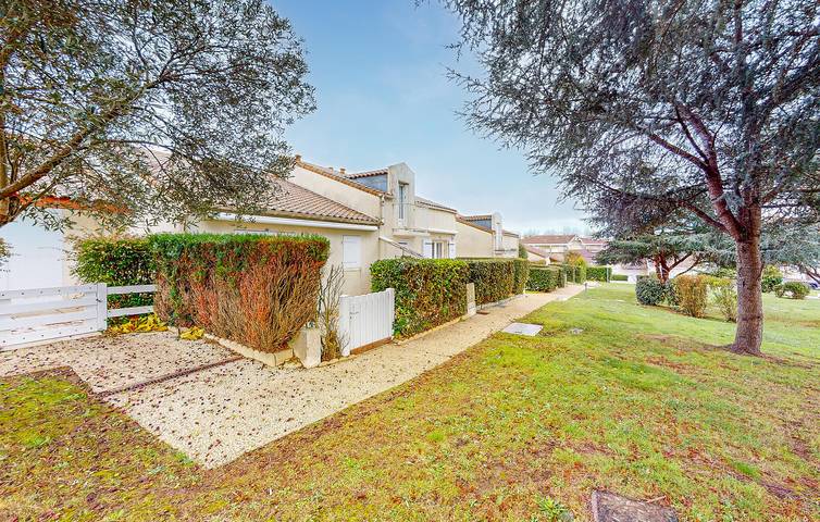 Location de vacances pour 4 personnes, avec terrasse ainsi que piscine et jardin à Vaux-sur-Mer - 3