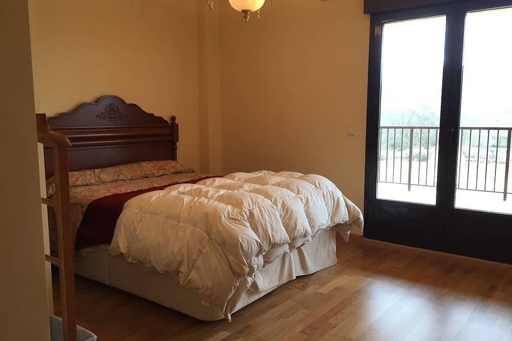 Spacious house (full rental), large terrace with views of the mountains, swimming pool in Torrecaballeros, Segovia Province