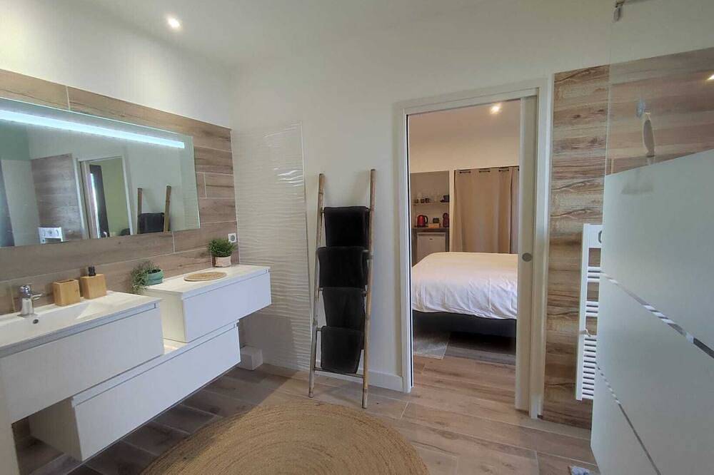 Suite with king-size bed in Villeneuve-lès-Maguelone, Côte d'Améthyste