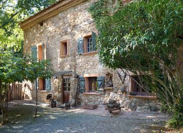 Gîte pour 4 personnes, avec terrasse et vue sur le lac ainsi que jardin et piscine, animaux acceptés à Trans-en-Provence