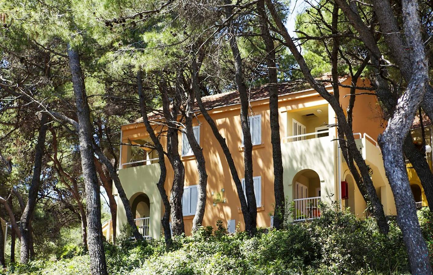 Ganze Ferienwohnung, Modernes Apartment mit Terrasse, WLAN und Parkplatz in der Nähe des Strandes V. Sabuša in Kukljica, Insel Ugljan