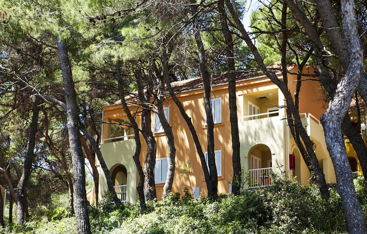 Ganze Ferienwohnung, Modernes Apartment mit Terrasse, WLAN und Parkplatz in der Nähe des Strandes V. Sabuša in Kukljica, Insel Ugljan