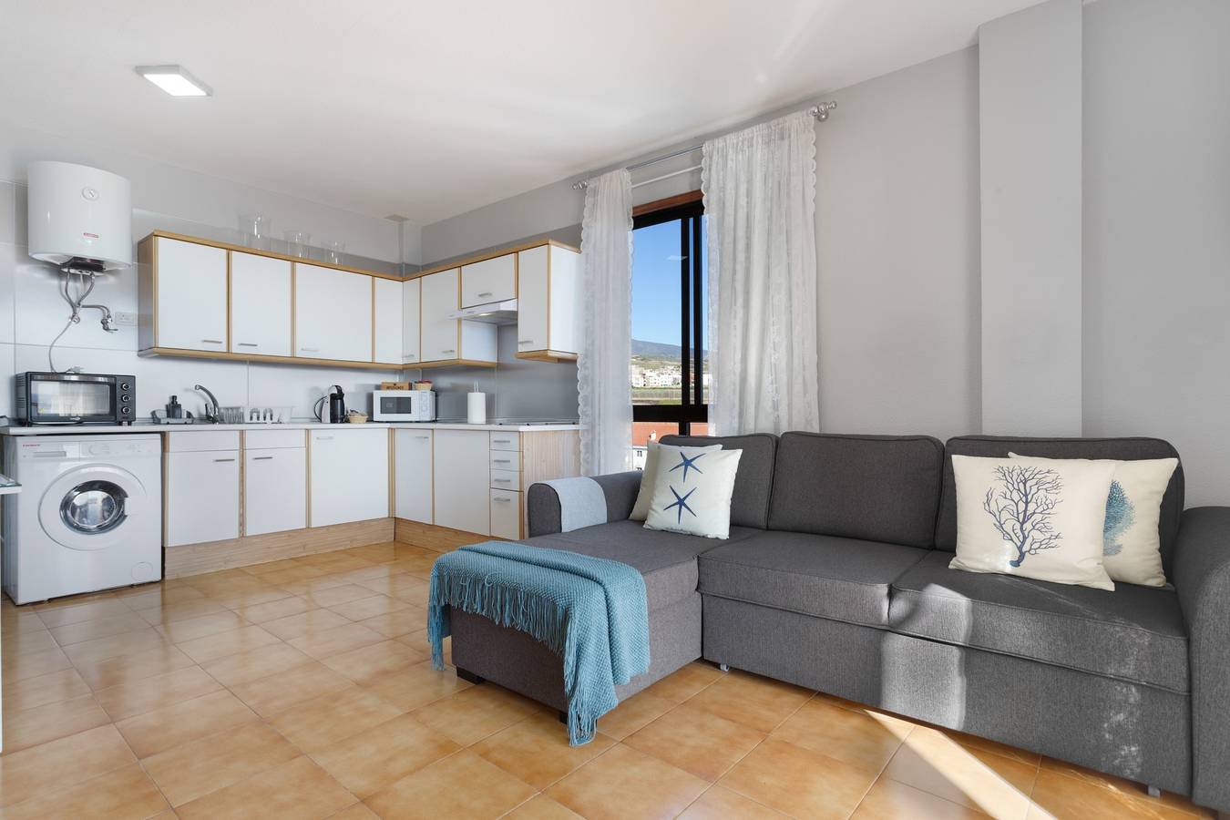 Entire apartment, Vacation 'Dorado Atardecer Beach Sand' with Sea View, Shared Pool and Wi-Fi in La Arena, Santiago del Teide