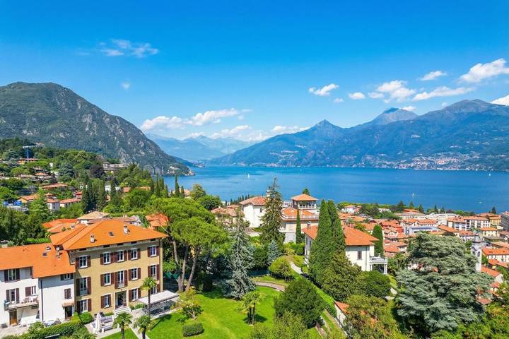 Villa per 12 persone, con Balcone e Giardino nonché Panorama a Comune di Menaggio