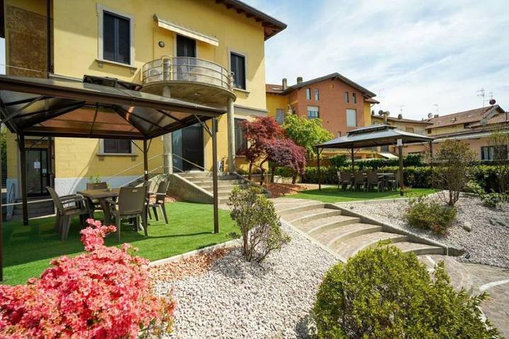 Casa vacanza per 20 persone, con Balcone e Terrazza nonché Giardino a Comune di Sesto Calende