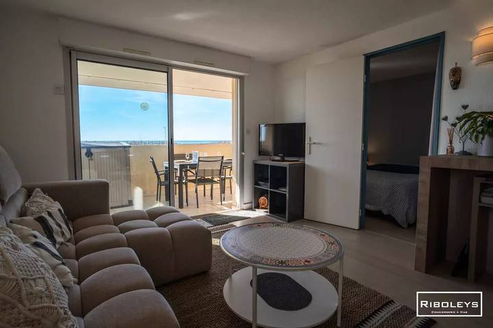 Gîte pour 4 personnes, avec piscine ainsi que balcon et vue dans Plage de la Farinette