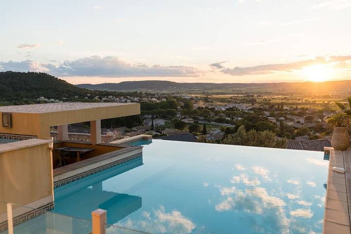 Gîte pour 3 personnes, avec Jacuzzi et Terrasse ainsi que Jardin et Piscine à Langlade