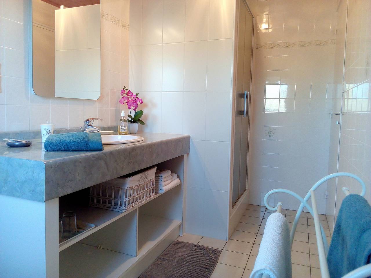 Bed and Breakfast 'Chambre D'hôte 1' with Shared Terrace, Shared Garden and Wi-Fi in Mahalon, Quimper region