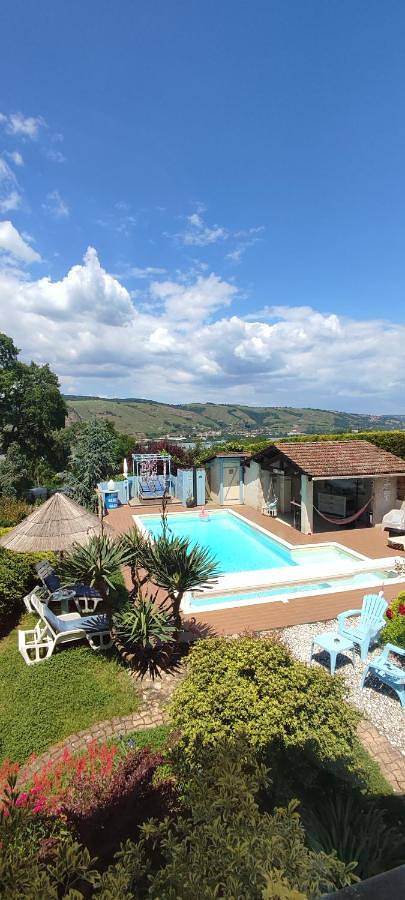 Gîte pour 2 personnes, avec Balcon et Terrasse ainsi que Jardin et Piscine dans Reventin-Vaugris