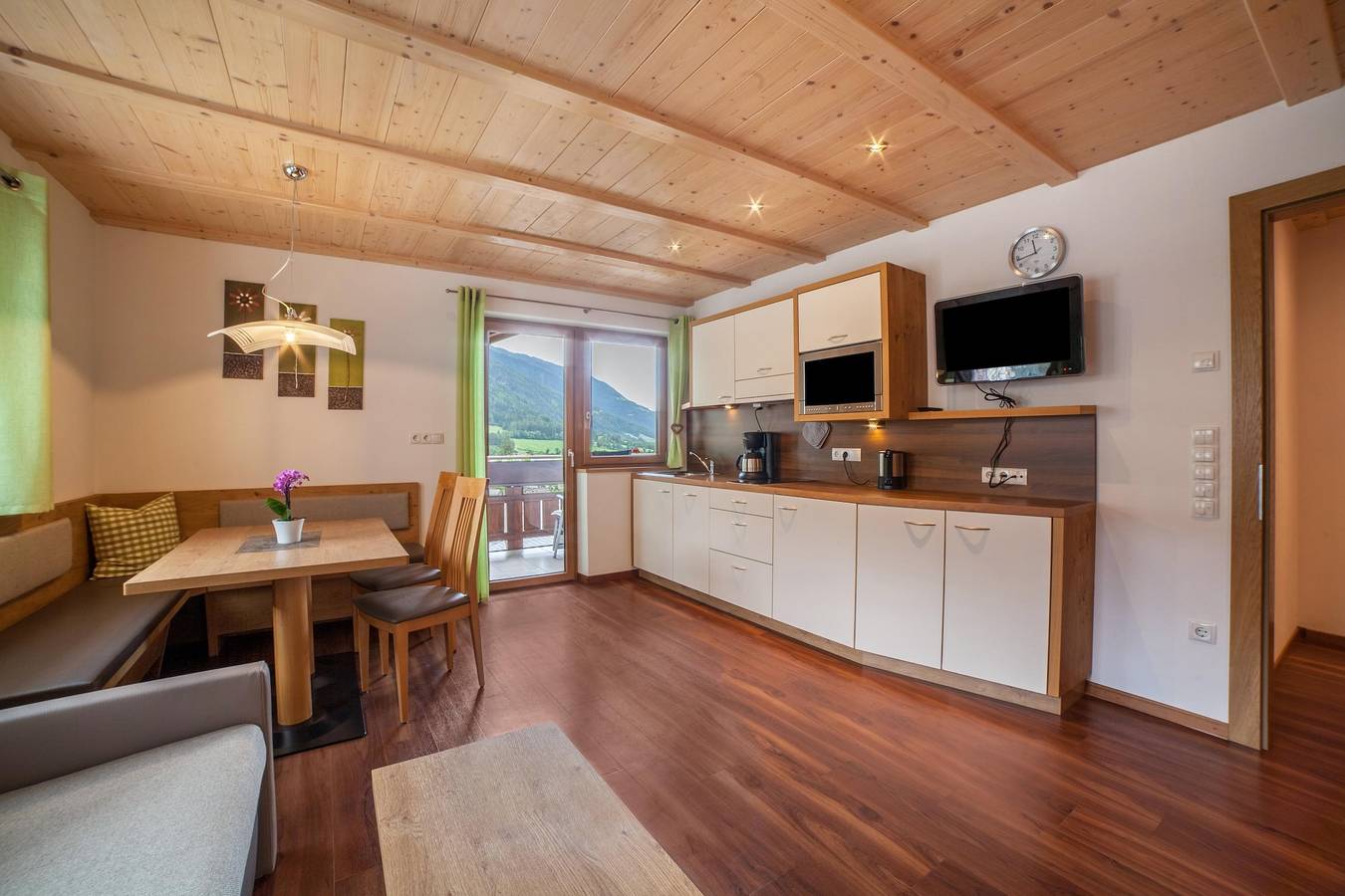 Entire apartment, Holiday Apartment "Plattner Ii" with Mountain View, Wi-Fi, Terrace & Balcony in Stubai Alps, San Leonardo in Passiria