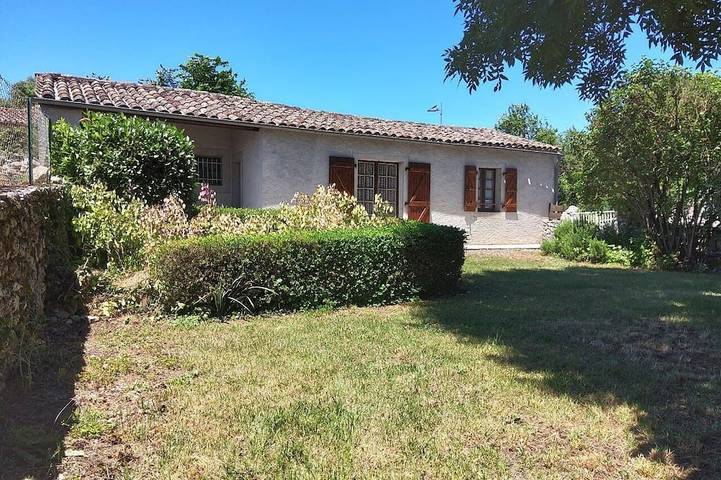 Location de vacances pour 4 personnes, avec jardin ainsi que terrasse et piscine dans Belmont-Sainte-Foi