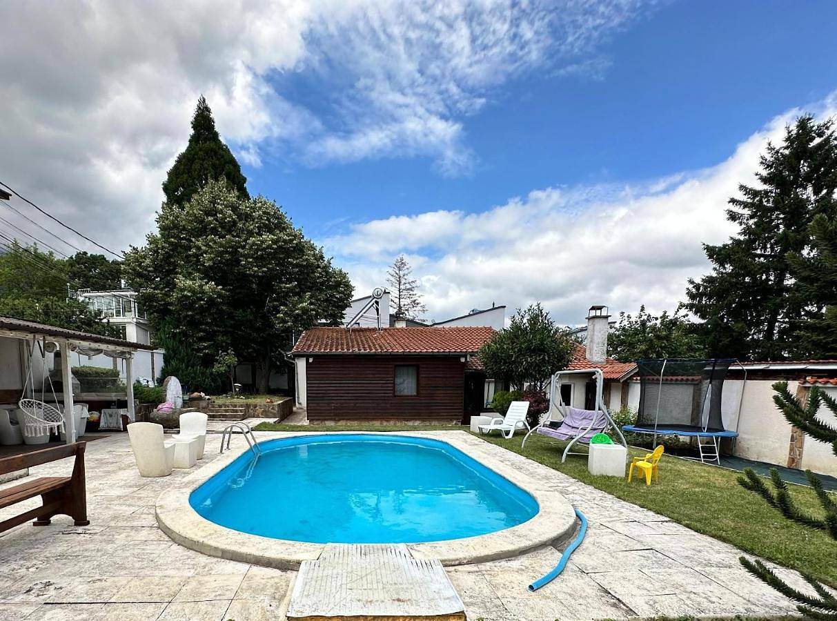 Lea Hause with swimming pool,Jacuzzi in Vitosha montain and free parking in Sofia, Witoscha