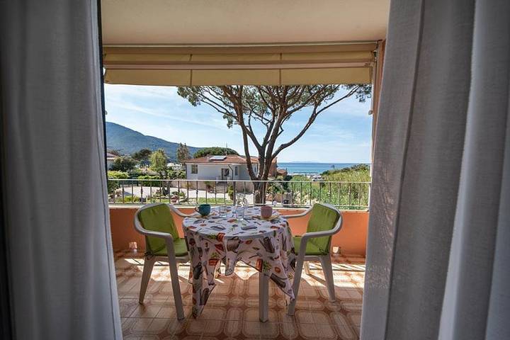 Ferienhaus für 4 Personen, mit Balkon und Terrasse sowie Garten und Ausblick in Procchio