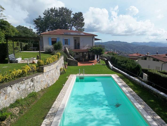 Villa per 8 persone, con vista lago e giardino nonché terrazza a Massarosa