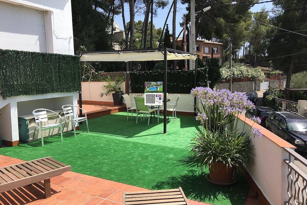 Apartamento entero, Villa privada, terraza privada, barbacoa, piscina, hermoso jardín y vistas. in Olivella, Garraf