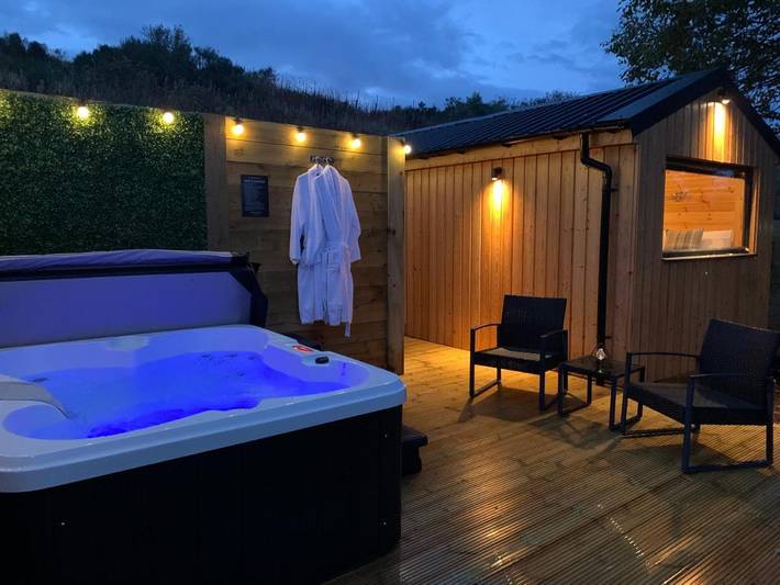 Camping for 2 people, with Terrace and Hot tub as well as View the Highlands
