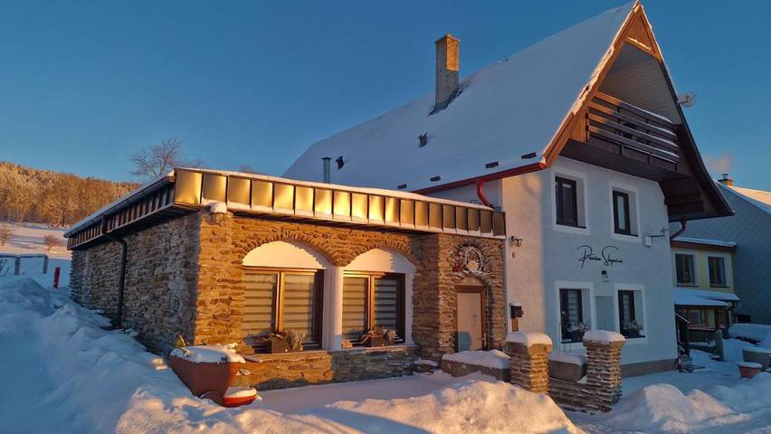 Ferienhaus für 8 Personen, mit Balkon und Terrasse sowie Garten und Seeblick in Lipno