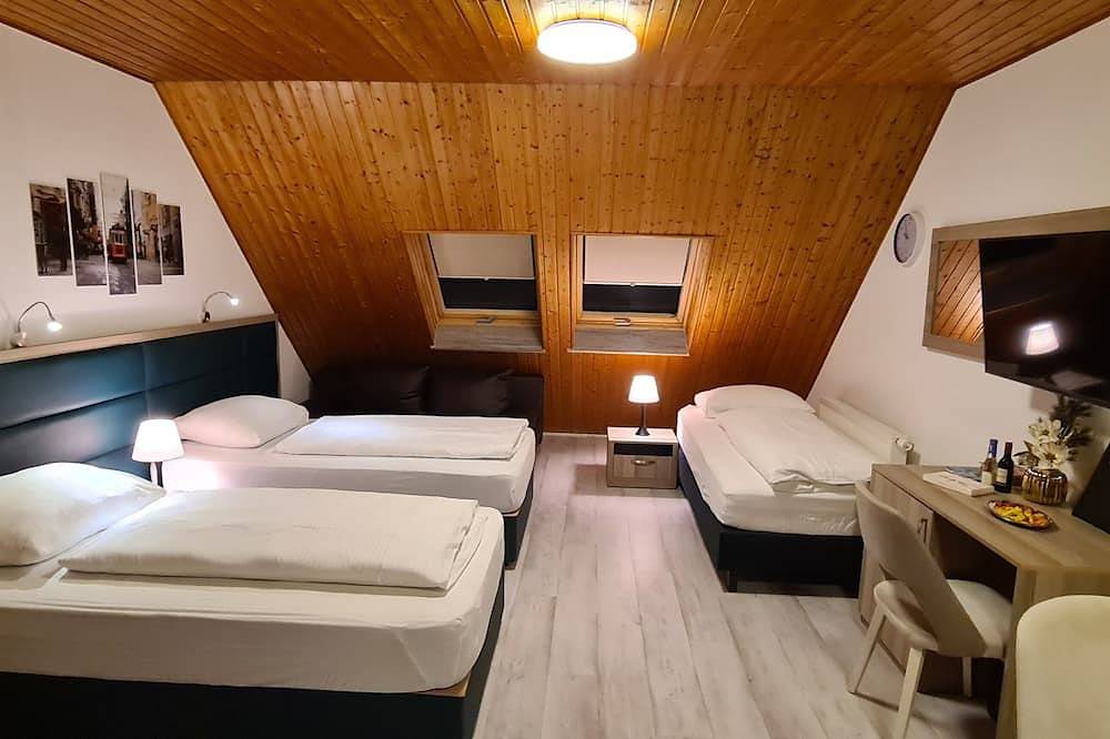 Ganze Wohnung, W4, Ferienwohnung mit Klimaanlage, 2 Schlafzimmer mit 4 Einzelbetten. in Hüllhorst, Wiehengebirge