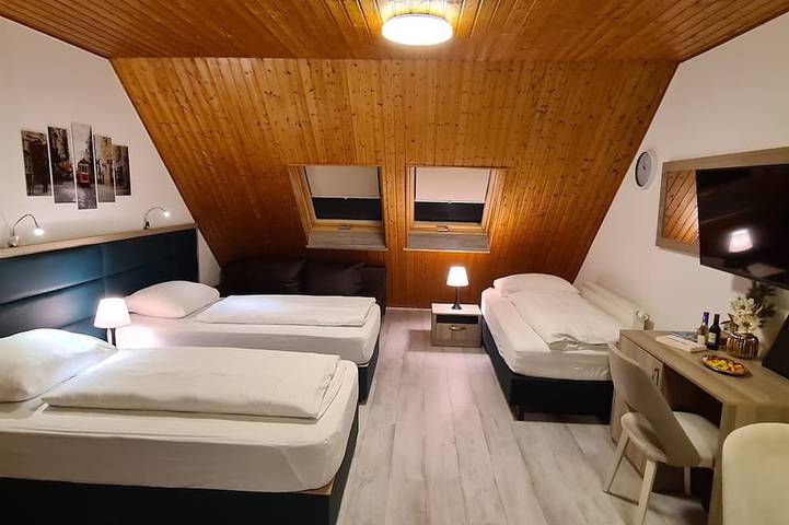 Ganze Wohnung, W4, Ferienwohnung mit Klimaanlage, 2 Schlafzimmer mit 4 Einzelbetten. in Hüllhorst, Wiehengebirge