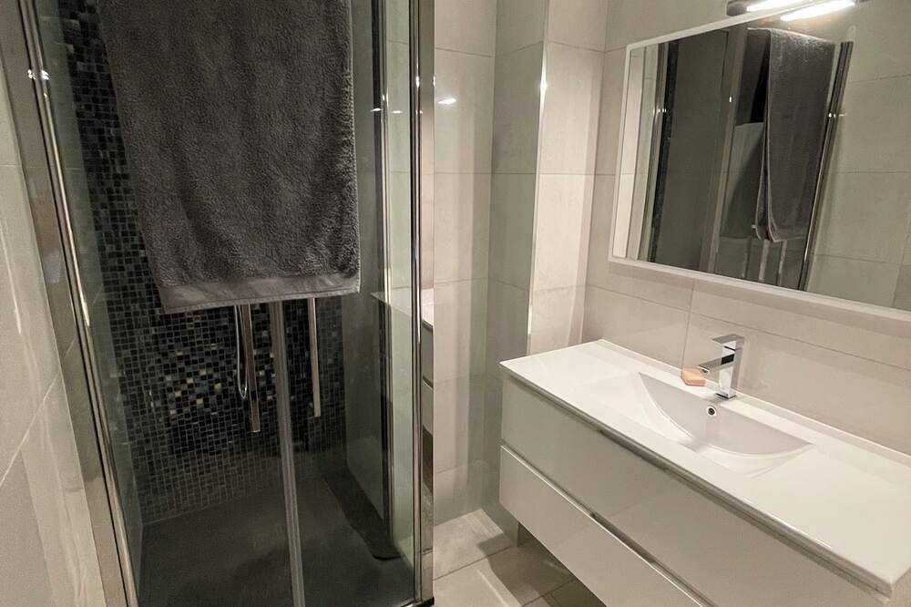 Appartamento intero, Between sea and mountains, spacious, quiet apartment with superb views. in Alata (Corsica), Ajaccio e dintorni