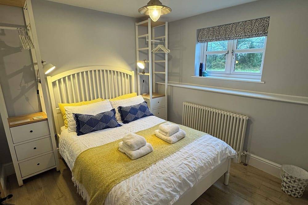 Barafundle cottage, Wynd Hill Hideaway - walk to Coast Path, beach and pub! in Manorbier, Pembrokeshire