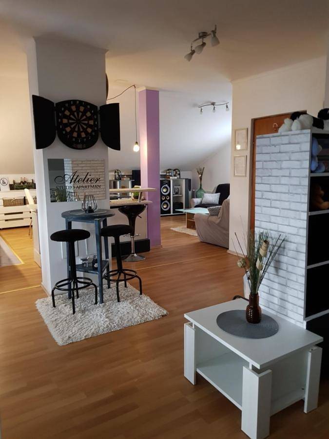 Apartament wakacyjny dla 4 osób, z widok i basen oraz basen dla dzieci i ogród w Karlovac