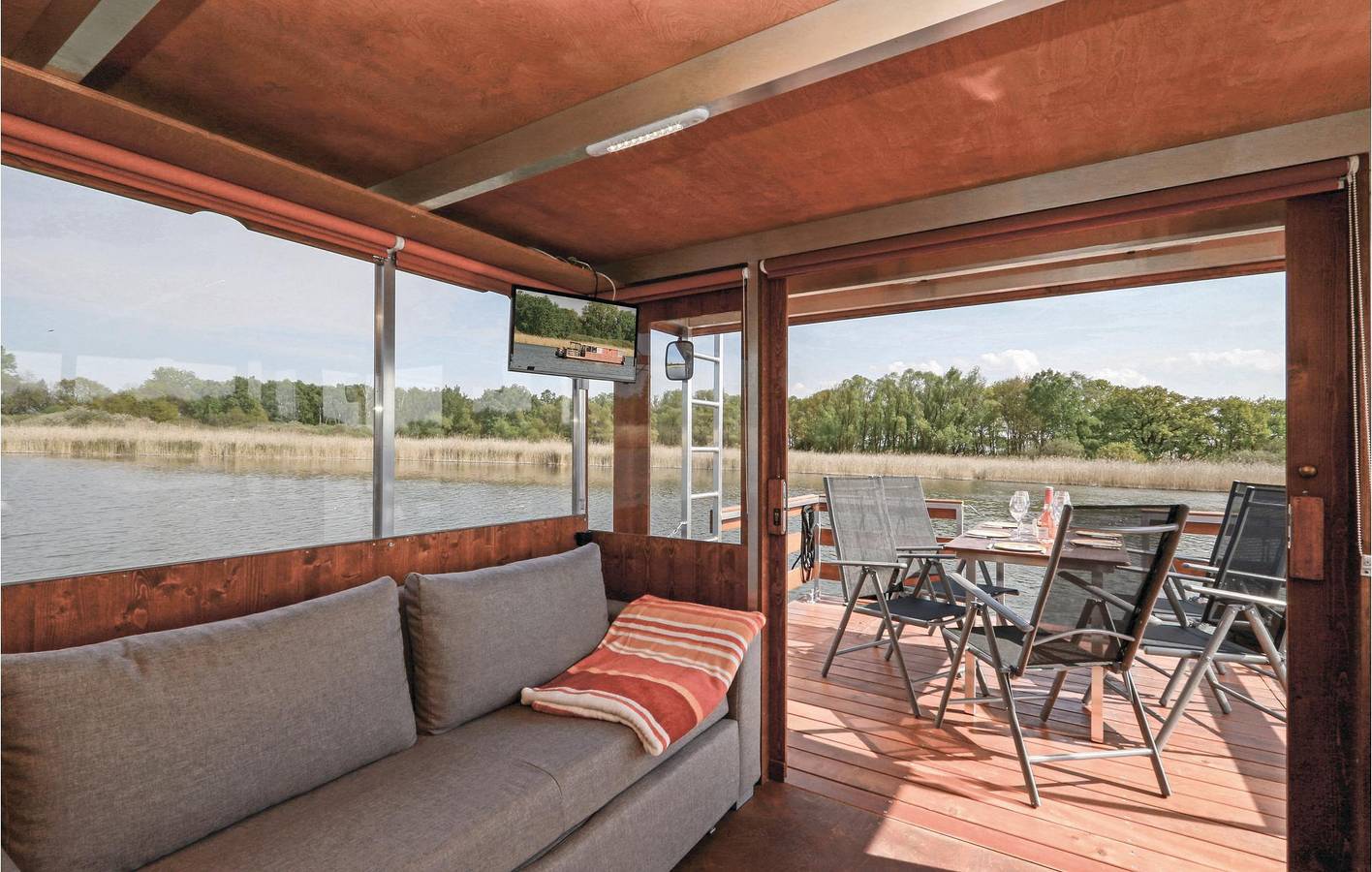Hausboot am Wasser mit Terrasse & WiFi in Loitz in Loitz, Vorpommern Greifswald