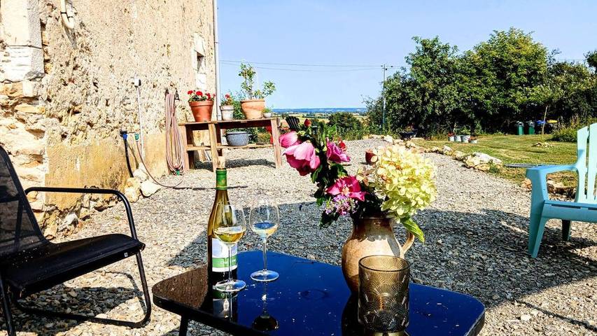 Gîte pour 4 personnes, avec piscine et jardin ainsi que terrasse et vue dans Néret