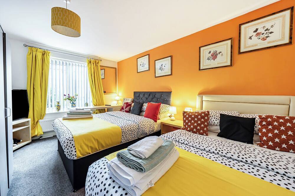 Entire apartment, Apartment Sleeps 10 - Pets, Parking, Ev Charging in Walsall, Birmingham Area