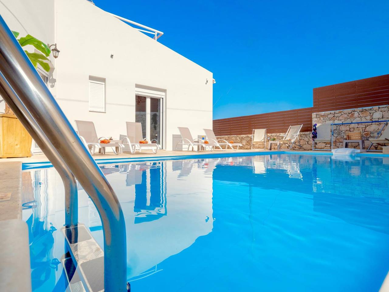 Sky Beachfront Villa with private pool in Skaléta, Région de Réthymnon