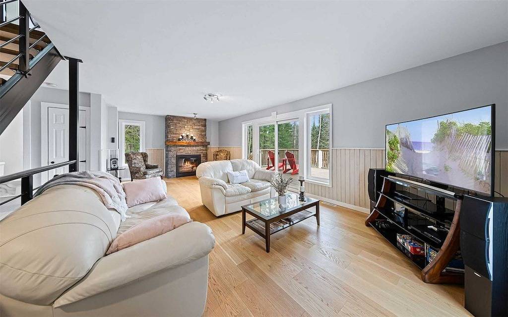 Ultimate Lakeview Cottage Retreat: Hot Tub, Paddle & Play in Hastings Highlands, Ontario